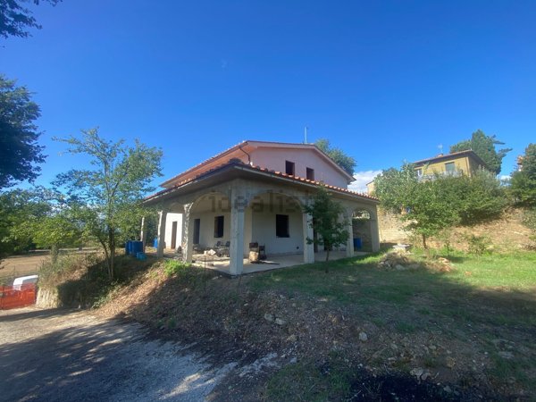 casa indipendente in vendita ad Arezzo in zona Quarata