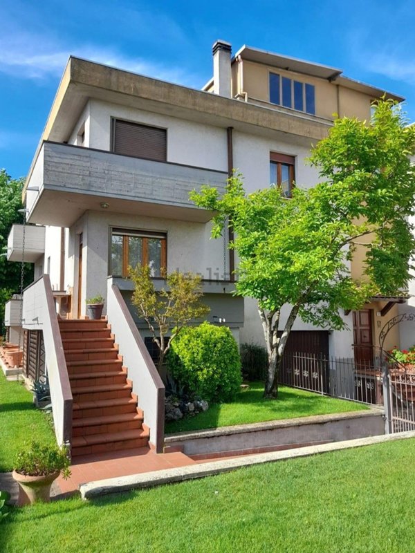 casa indipendente in vendita ad Arezzo in zona San Giuliano