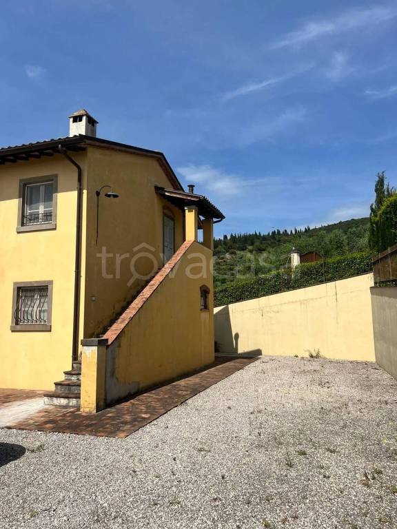 casa indipendente in vendita ad Arezzo in zona Puliciano