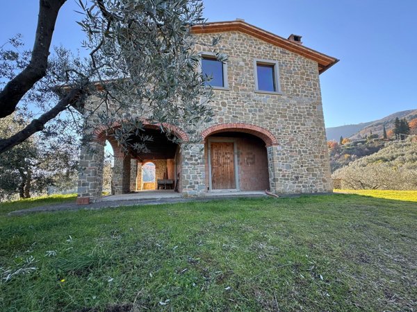 casa indipendente in vendita ad Arezzo in zona Bagnoro