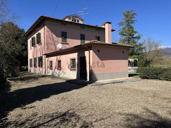 casa indipendente in vendita ad Arezzo in zona Frassineto
