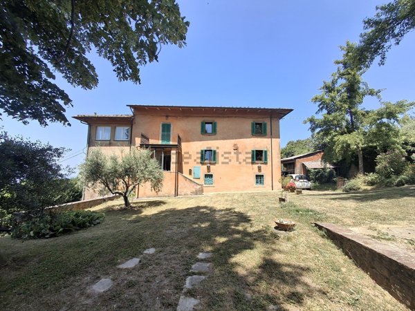 casa indipendente in vendita ad Arezzo in zona Staggiano