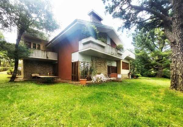 casa indipendente in vendita ad Arezzo in zona Staggiano