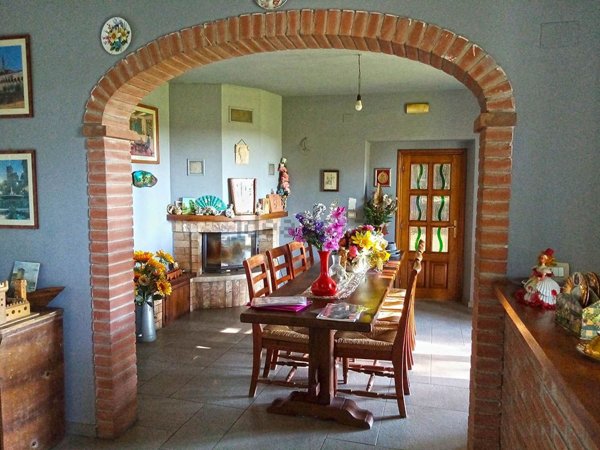 casa indipendente in vendita ad Arezzo in zona Frassineto