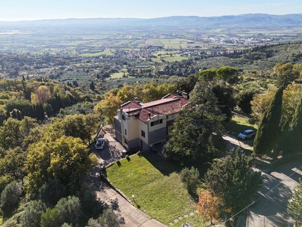 casa indipendente in vendita ad Arezzo in zona Olmo
