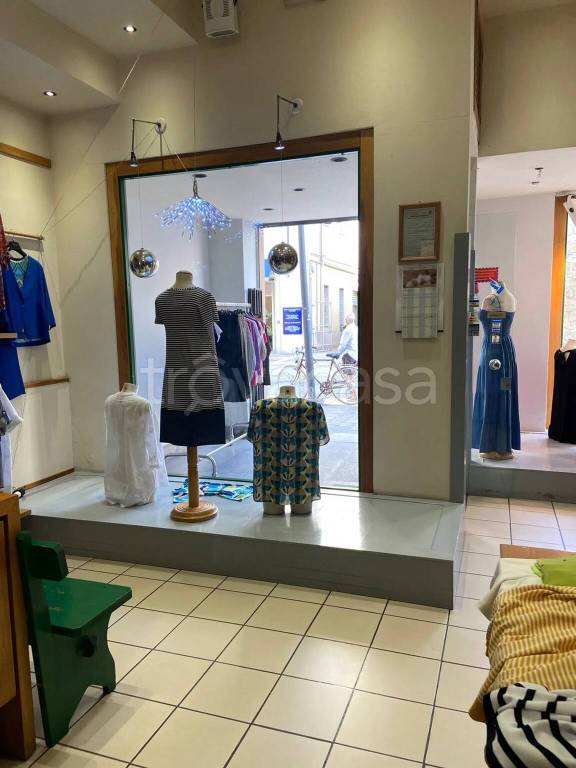 negozio in vendita ad Arezzo in zona Vittorio Veneto