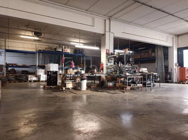 locale commerciale in vendita ad Arezzo in zona Pescaiola