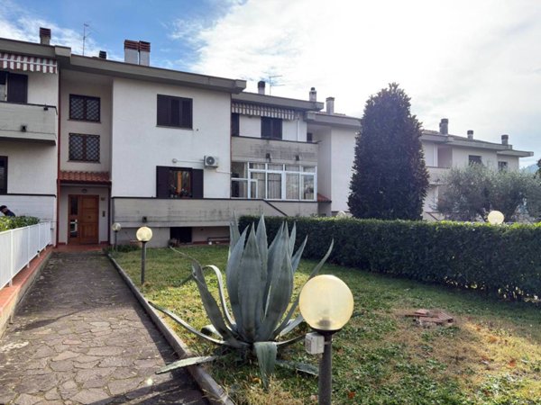 casa indipendente in vendita ad Arezzo in zona Rigutino