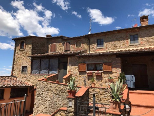 casa indipendente in vendita ad Arezzo in zona Olmo