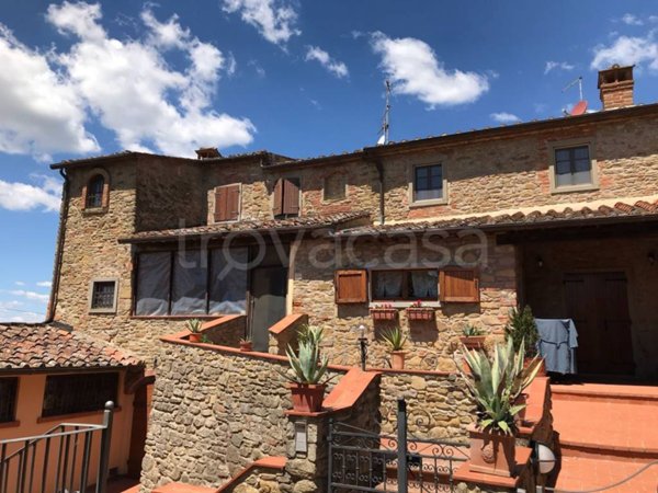 casa indipendente in vendita ad Arezzo in zona Olmo