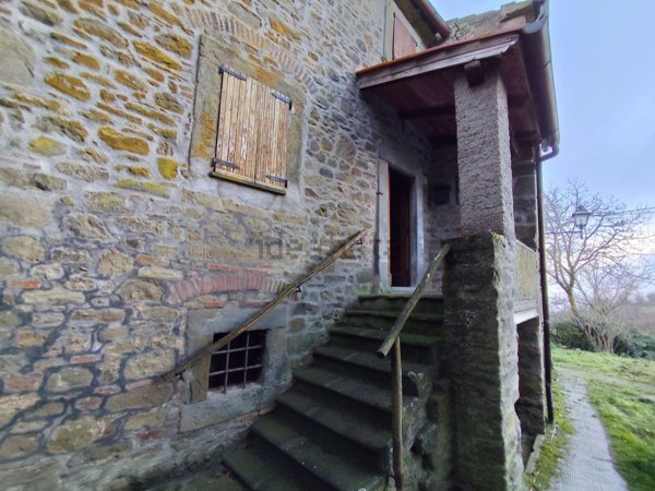 casa indipendente in vendita ad Arezzo in zona Palazzo del Pero