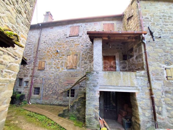 casa indipendente in vendita ad Arezzo in zona Palazzo del Pero