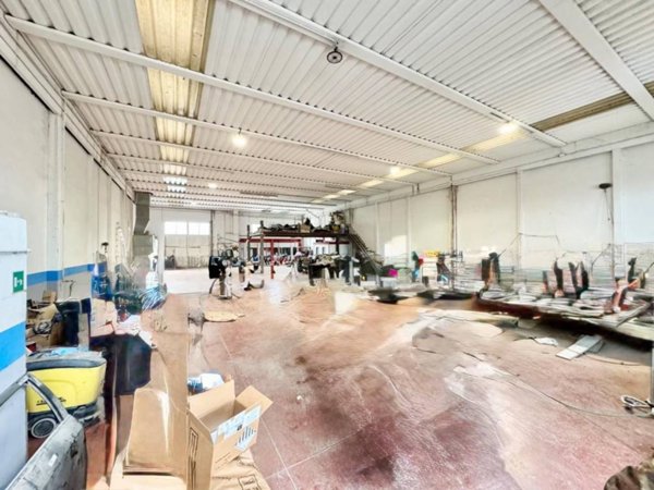 locale commerciale in vendita ad Arezzo in zona Ponte Alla Chiassa