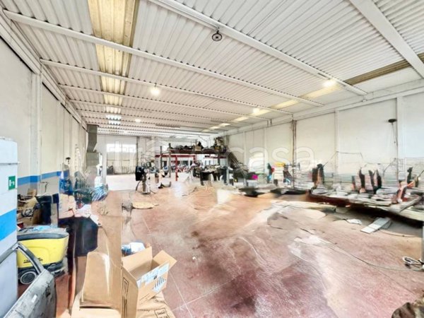 locale commerciale in vendita ad Arezzo in zona Ceciliano