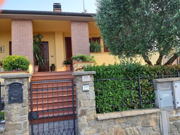 casa indipendente in vendita ad Arezzo in zona Pratantico-Indicatore