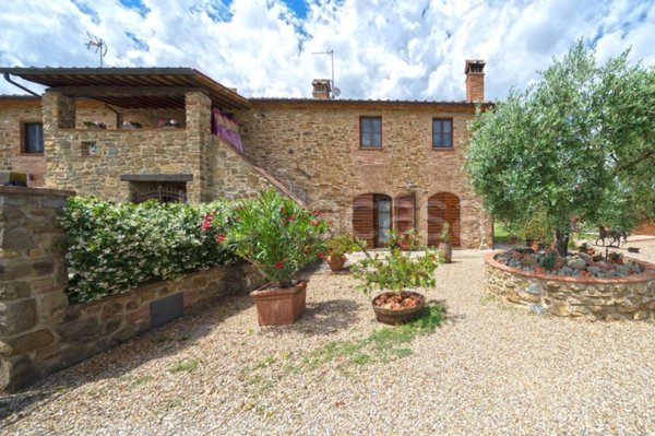 casa indipendente in vendita ad Arezzo in zona Ceciliano