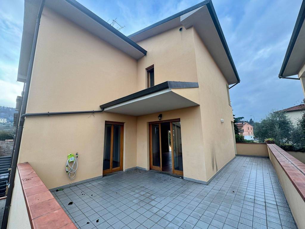 casa indipendente in vendita ad Arezzo in zona Agazzi
