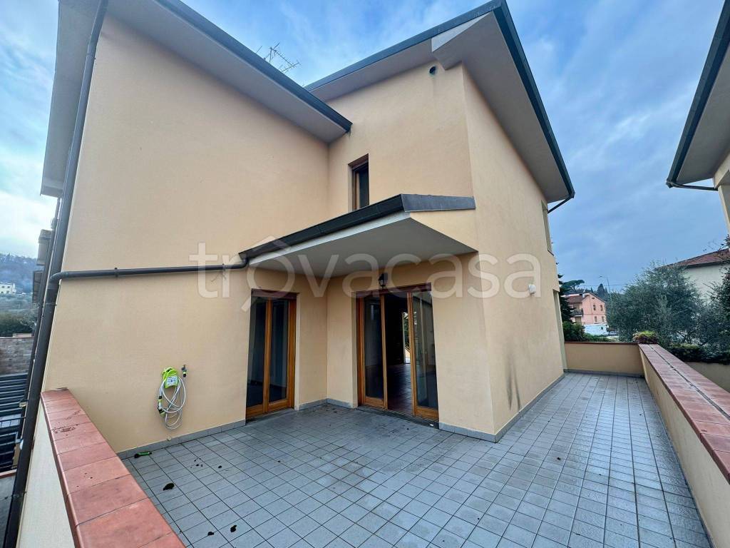 casa indipendente in vendita ad Arezzo in zona Agazzi