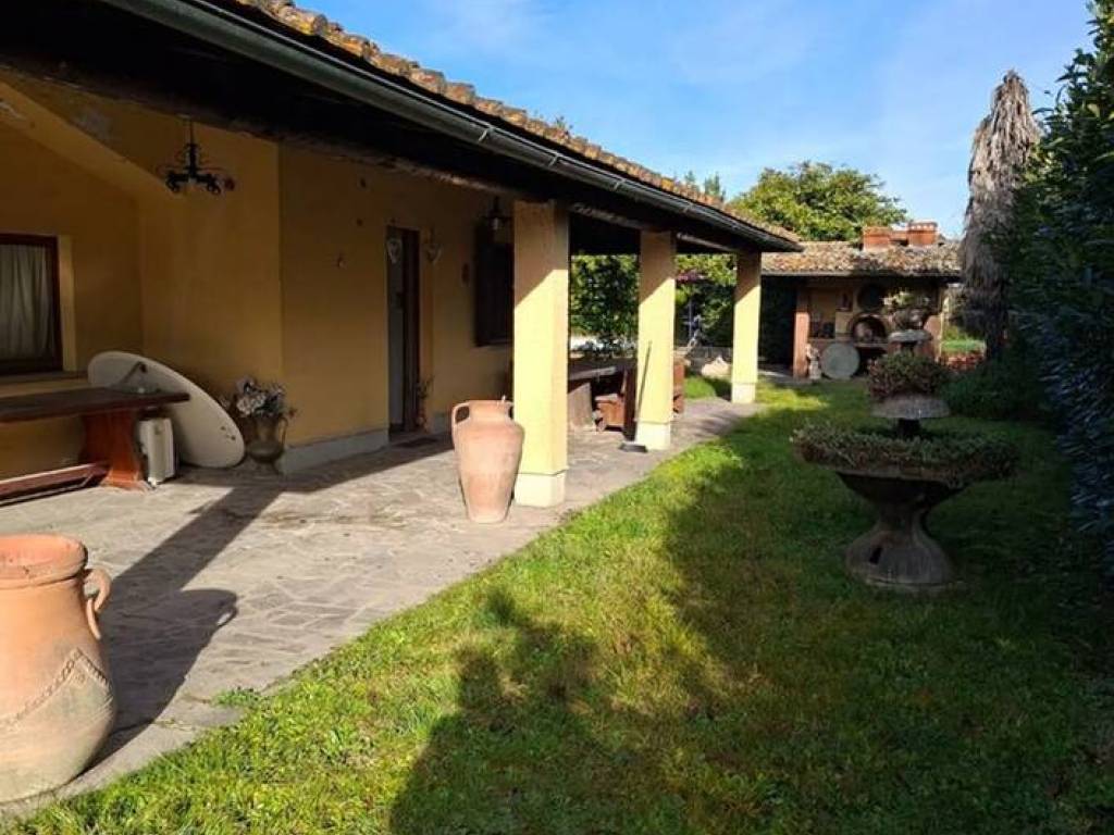 casa indipendente in vendita ad Arezzo in zona Agazzi