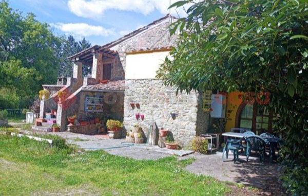 casa indipendente in vendita ad Arezzo in zona Monte Sopra Rondine