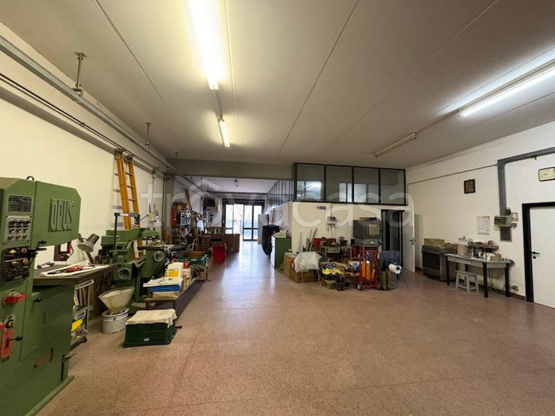 locale commerciale in vendita ad Arezzo in zona Ceciliano