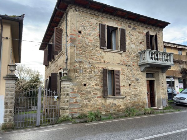 casa indipendente in vendita ad Arezzo in zona Ceciliano