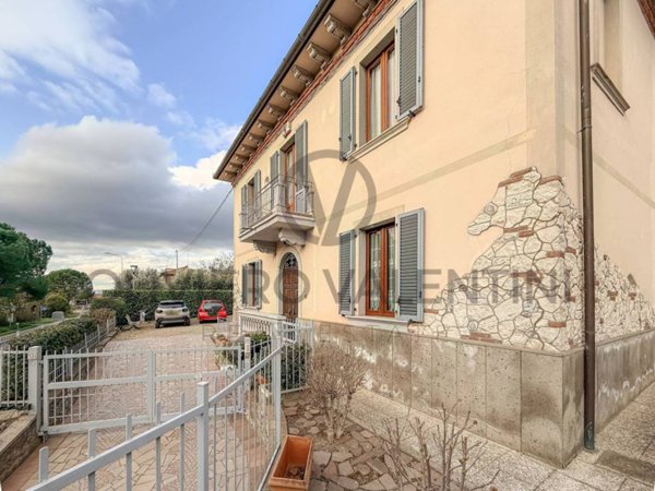 casa indipendente in vendita ad Arezzo in zona Olmo
