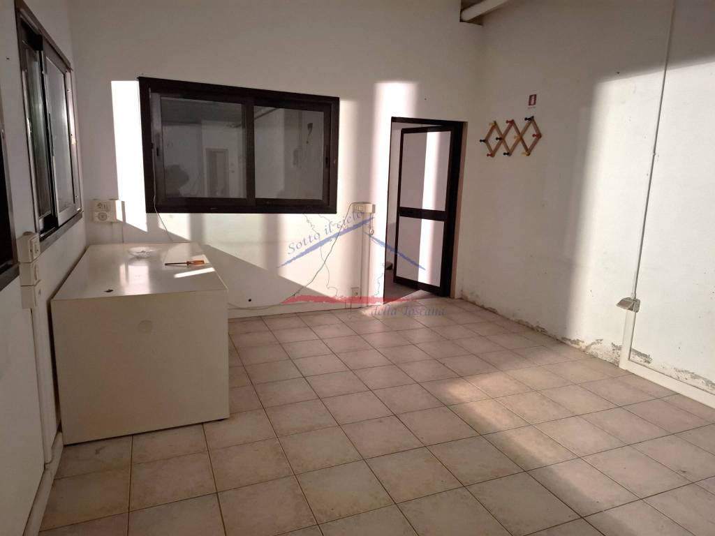 locale commerciale in vendita ad Arezzo in zona Fiorentina