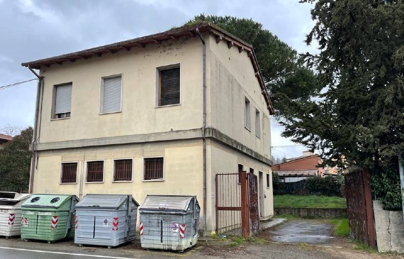 locale commerciale in vendita ad Arezzo in zona Chiassa-Tregozzano