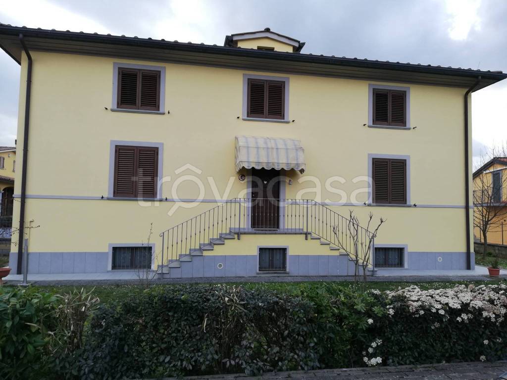 casa indipendente in vendita ad Arezzo in zona Quarata