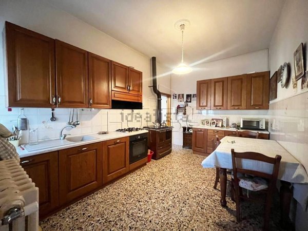 casa indipendente in vendita ad Arezzo in zona Puglia