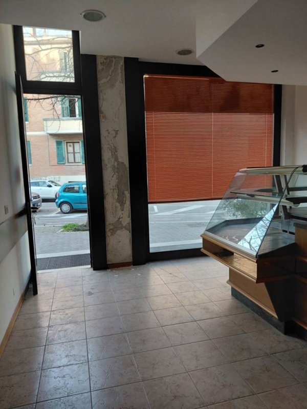 locale commerciale in vendita ad Arezzo