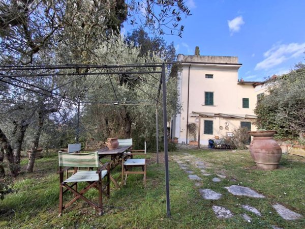casa indipendente in vendita ad Arezzo in zona Antria