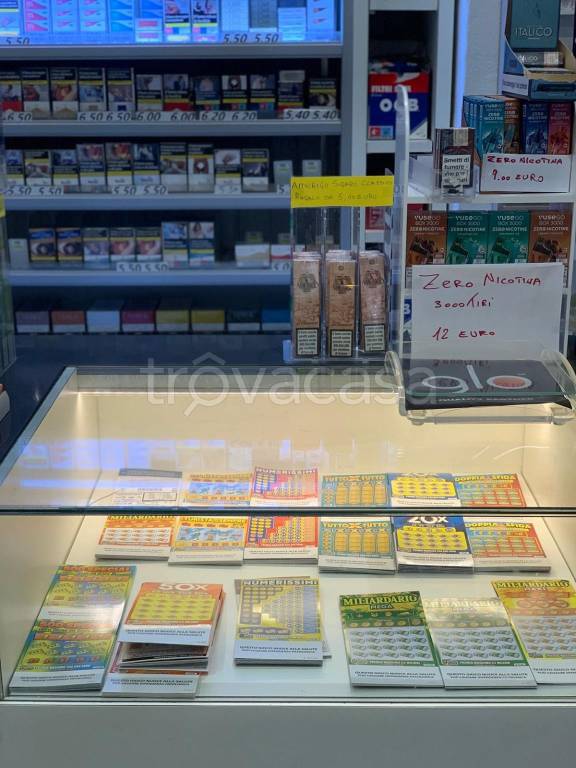 negozio in vendita ad Arezzo in zona Vittorio Veneto