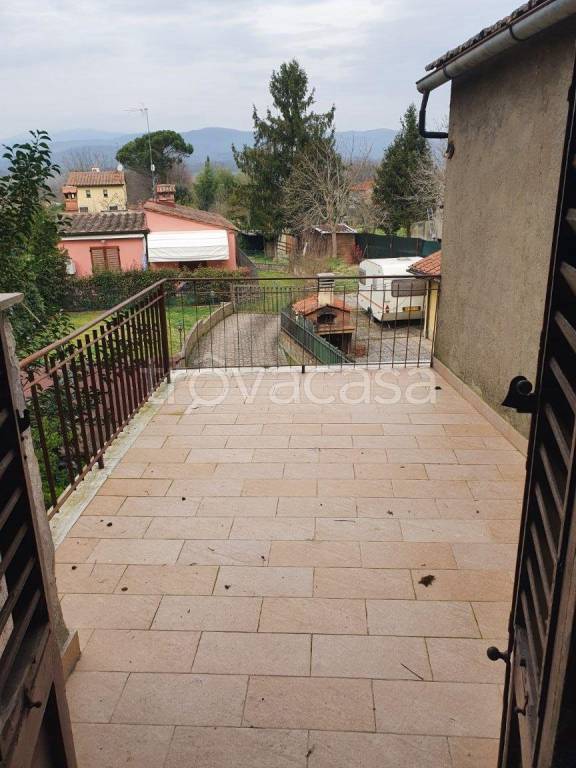 casa indipendente in vendita ad Arezzo in zona Quarata