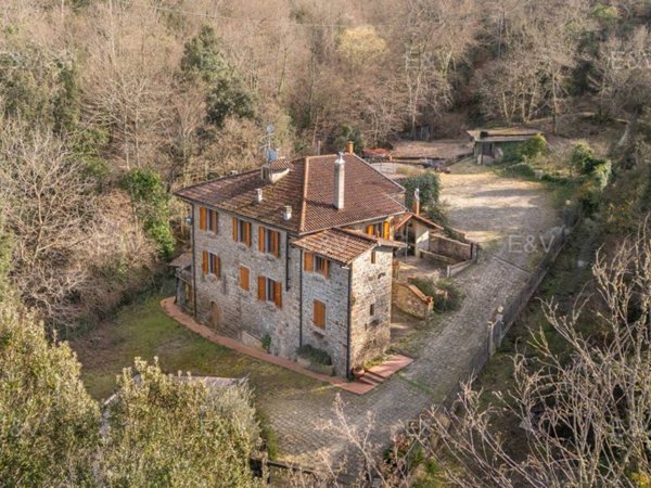 casa indipendente in vendita ad Arezzo in zona Palazzo del Pero