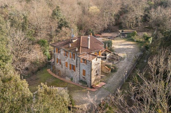 casa indipendente in vendita ad Arezzo in zona Palazzo del Pero