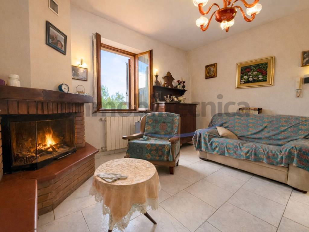 casa indipendente in vendita ad Arezzo in zona Antria