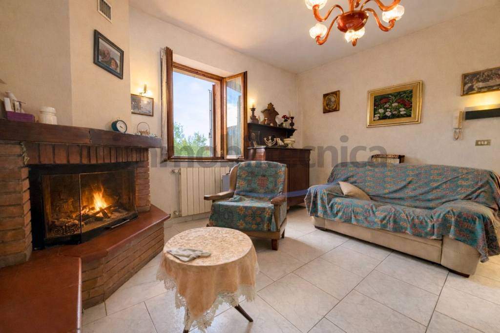 casa indipendente in vendita ad Arezzo in zona Antria