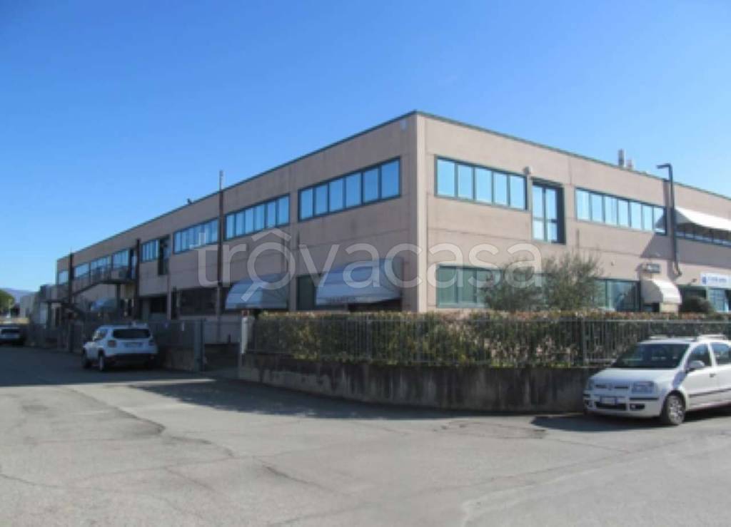 locale commerciale in vendita ad Arezzo in zona Pescaiola
