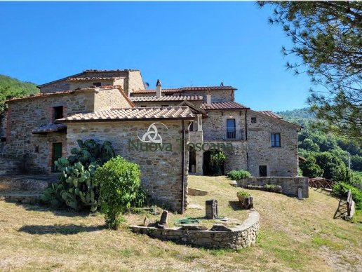 casa indipendente in vendita ad Arezzo in zona Palazzo del Pero