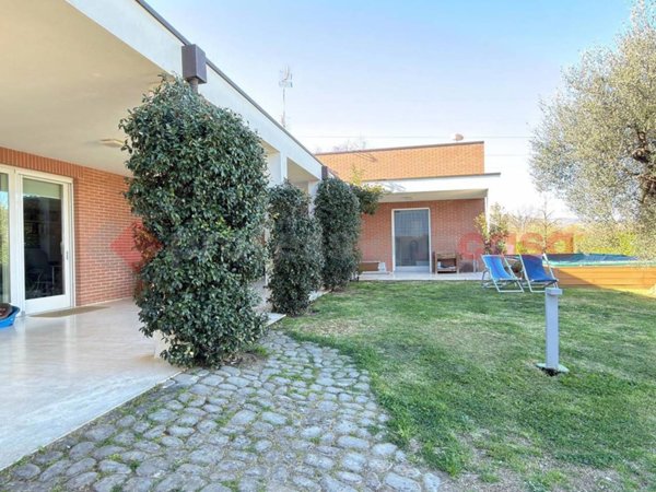 casa indipendente in vendita ad Arezzo in zona Quarata