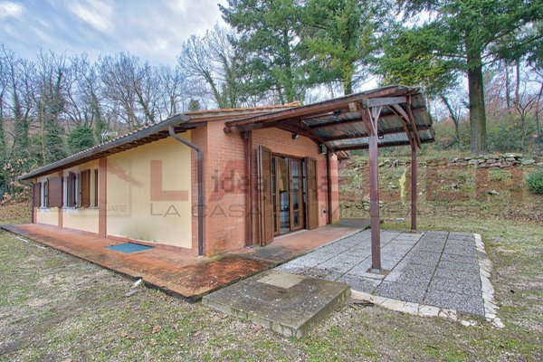 casa indipendente in vendita ad Arezzo in zona Pescaiola