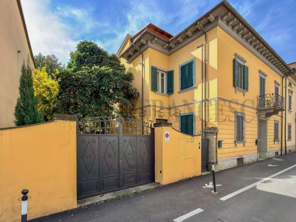 casa indipendente in vendita ad Arezzo in zona Centro Città