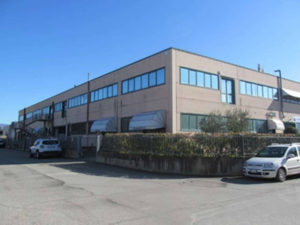 locale commerciale in vendita ad Arezzo in zona Fiorentina