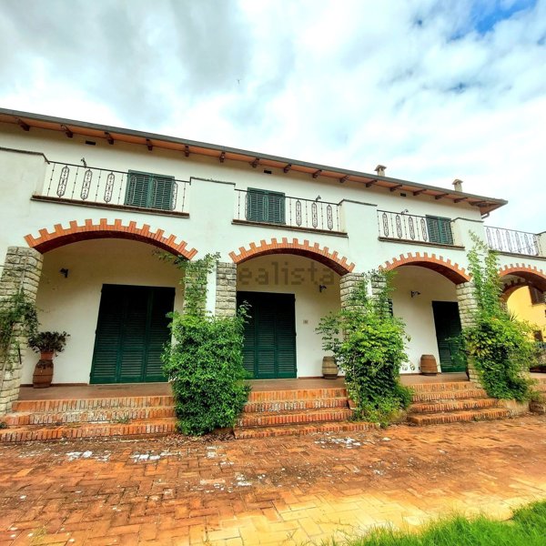 casa indipendente in vendita ad Arezzo in zona Quarata