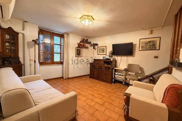 casa indipendente in vendita ad Arezzo in zona Zona Le Pietre