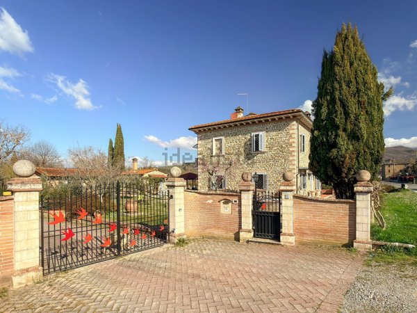 casa indipendente in vendita ad Arezzo in zona Chiassa-Tregozzano