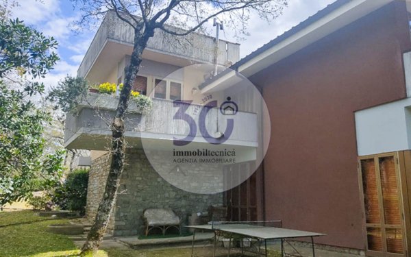 casa indipendente in vendita ad Arezzo in zona Staggiano