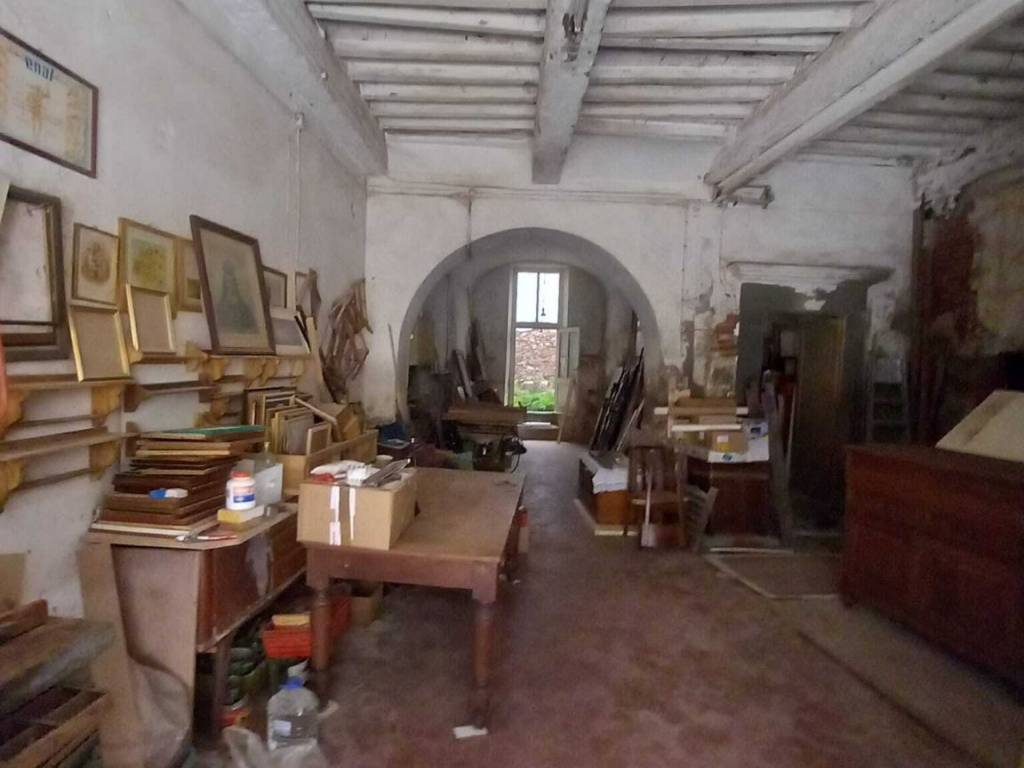 locale commerciale in vendita ad Arezzo